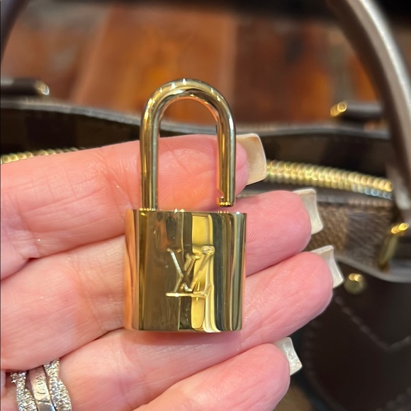 Louis Vuitton bag like new but front damage (see photos) - Picture 10 of 16